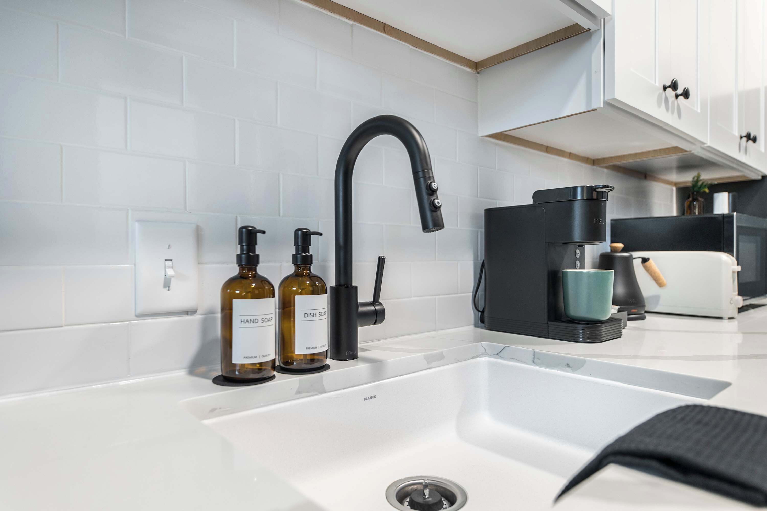 Kylskåp, mikrovågsugn, diskmaskin och kaffe- och tebryggare