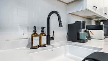 Frigorifero, microonde, lavastoviglie, macchina per tè/caffè