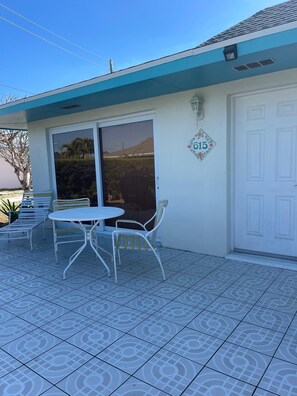 Outdoor dining - 2-bedroom villa in peaceful Treasure Cay with WiFi, AC (Treasure Cay)