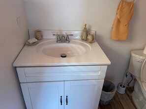 Serviettes fournies, papier toilette