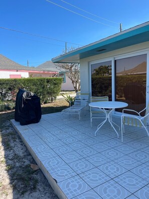 Outdoor dining - 2-bedroom villa in peaceful Treasure Cay with WiFi, AC (Treasure Cay)