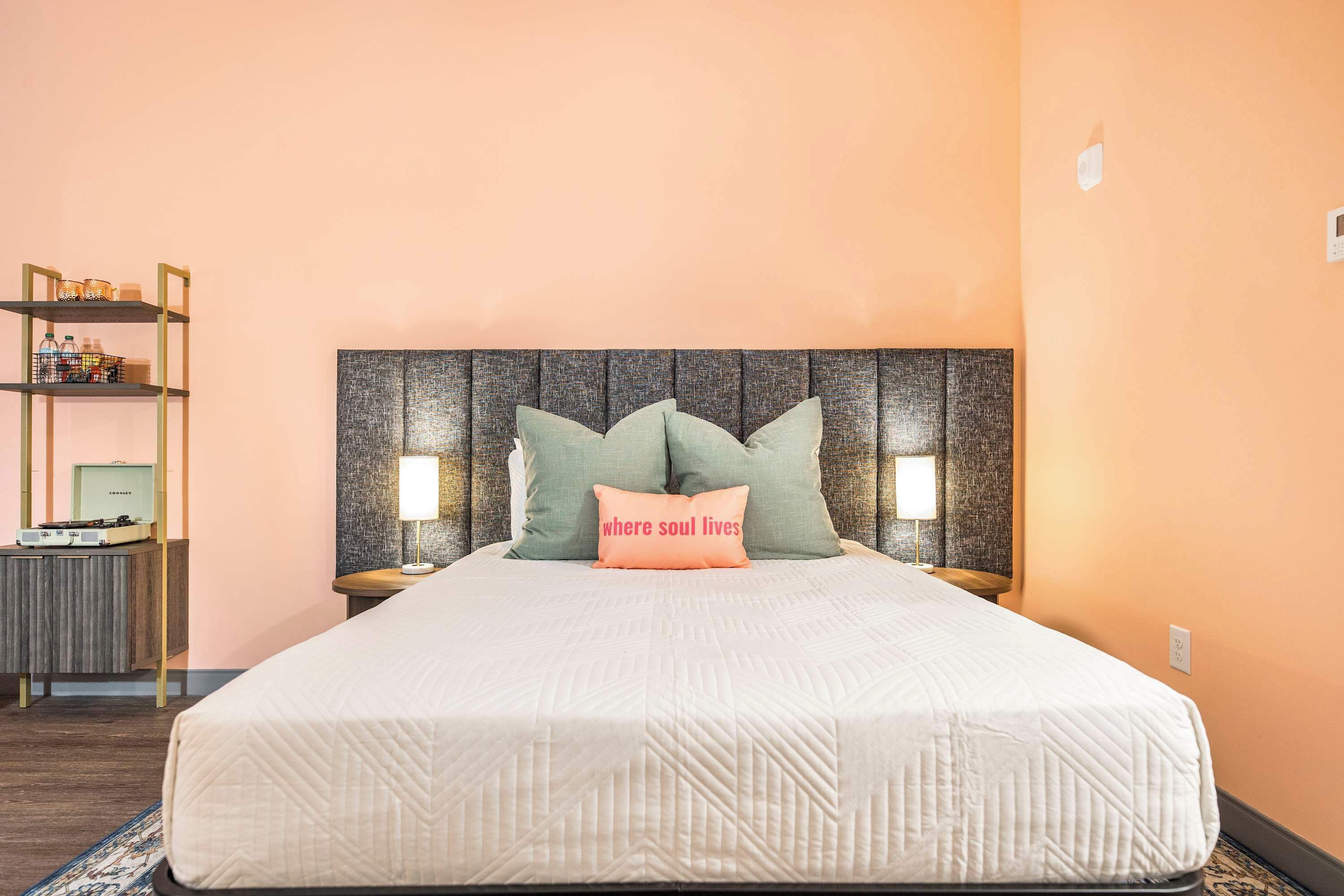 Tabla de planchar con plancha, wifi y ropa de cama 