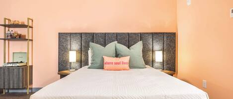 Tabla de planchar con plancha, wifi y ropa de cama