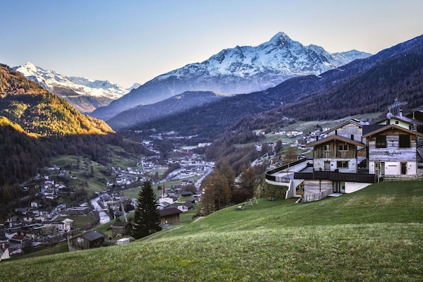 Himmel, Berg, Pflanze, Gebäude, Natürliche Landschaft, Natur, Schnee, Hochland, Baum, Steigung