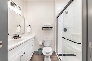 Douche, séchoir à cheveux, serviettes fournies