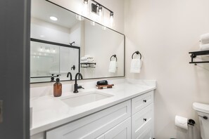Shower, hair dryer, towels - Musically Inspired Dual Stay - Near Cherry Street (Macon)
