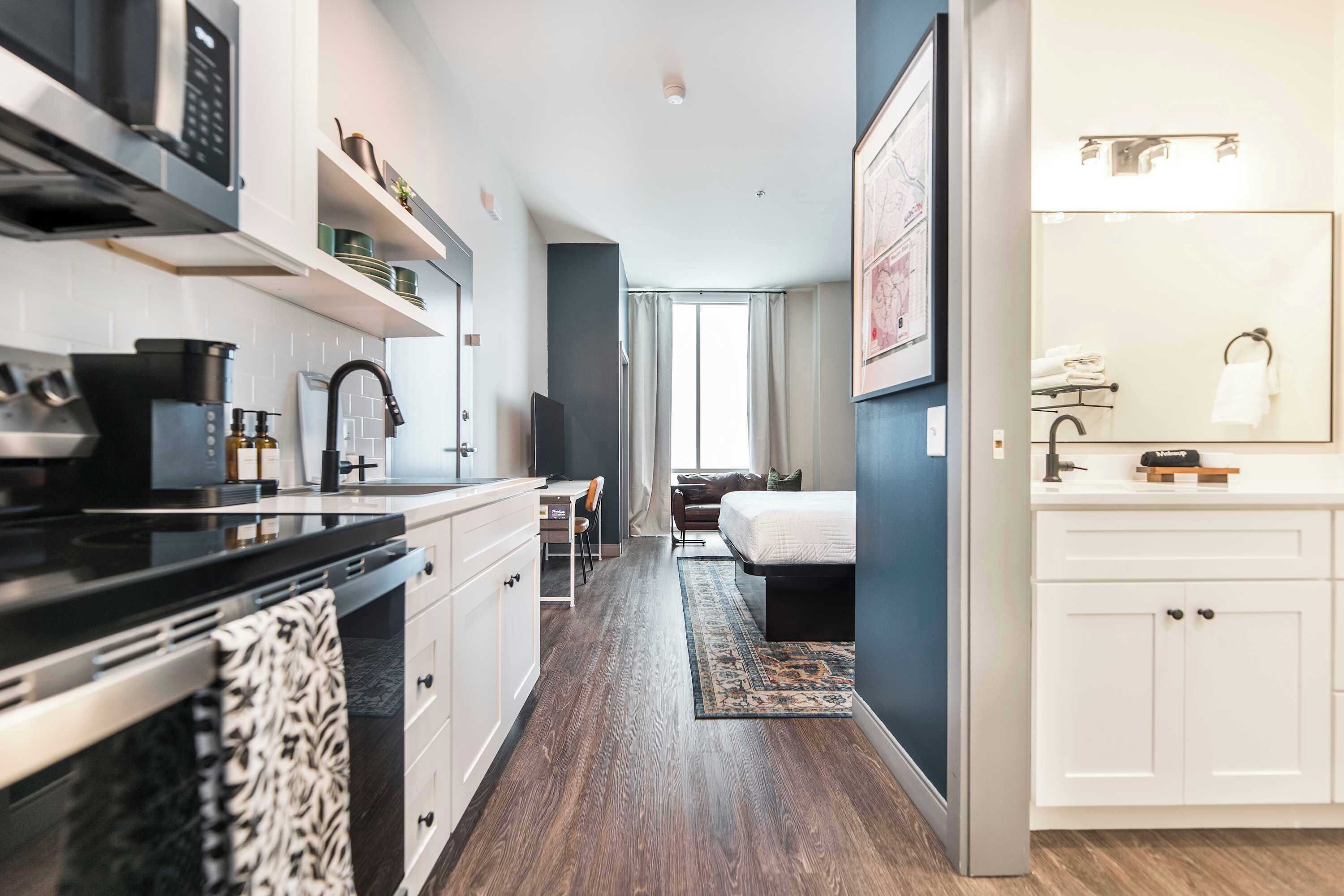 Frigorífico, microondas, horno y placa de cocina