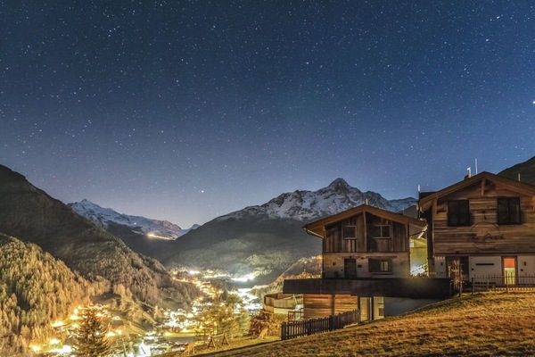 Himmel, Berg, Atmosphäre, Gebäude, Fenster, Wolke, Licht, Natur, Natürliche Landschaft, Pflanze