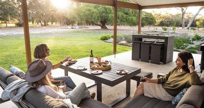Turf and Surf—Secluded Haven between Beach & Town