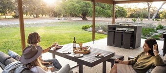 Turf and Surf—Secluded Haven between Beach & Town