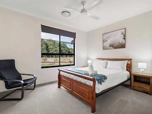 5 bedrooms, iron/ironing board, WiFi, bed sheets