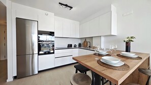 Micro-ondes, four, plaque de cuisson, cafetière/bouilloire