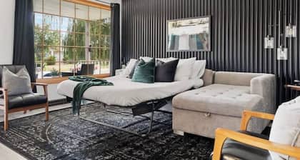 Stylish Drumheller Retreat: Steps from the Red Deer River!