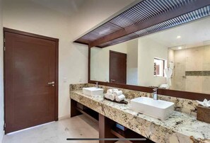 Dutxa, assecador de cabells, tovalloles i sabó 