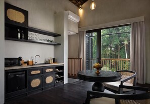 Two Bedroom Private Pool Villa | Wohnbereich | 55-Zoll-Smart-TV mit Digitalempfang, Streaming-Dienste