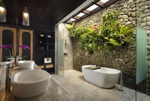 One Bedroom Pool Villa with River View | Kylpyhuone | Hiustenkuivaaja, tohvelit, pyyhkeet, saippua