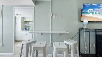 Studio Confort, 1 grand lit, non-fumeur | Restauration dans la chambre