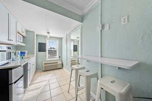Comfort Studio, 1 Queen Bed, Non Smoking | In-room dining