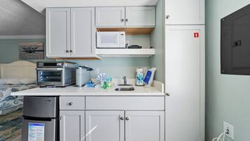 Comfort Studio, 1 King Bed, Non Smoking | Private kitchenette | Mini-fridge, microwave, coffee/tea maker, toaster