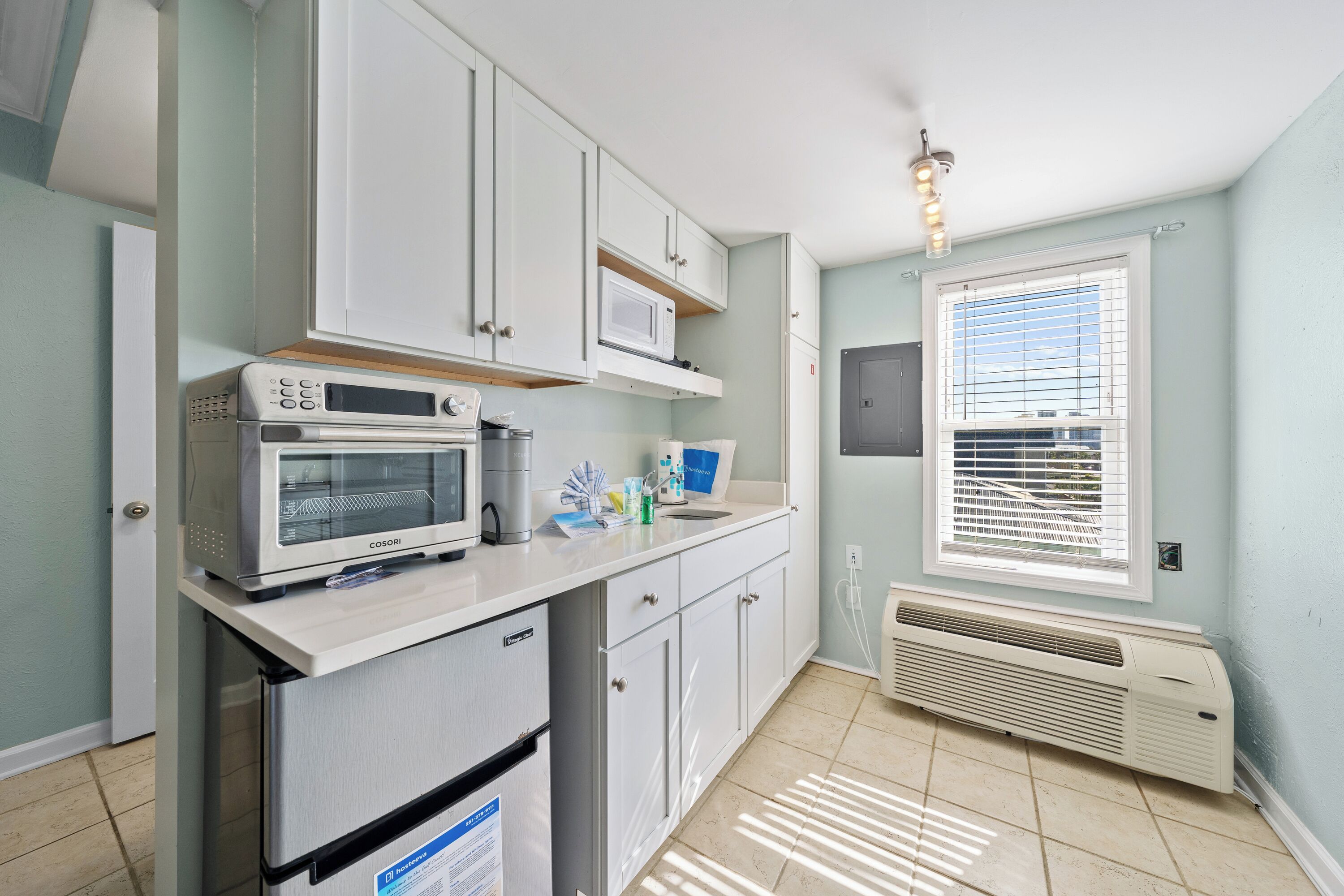 Comfort Studio, 1 Queen Bed, Non Smoking | Private kitchenette | Mini-fridge, microwave, coffee/tea maker, toaster