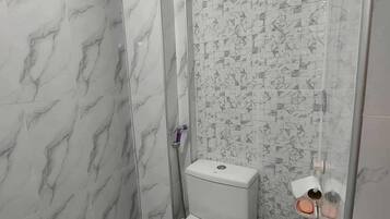 Douche, serviettes fournies, savon, shampoing