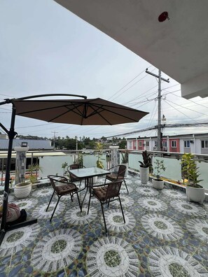 Outdoor dining - Charming Room in Delightful Compostela with Free Breakfast & Outdoor Seating  (Compostela)