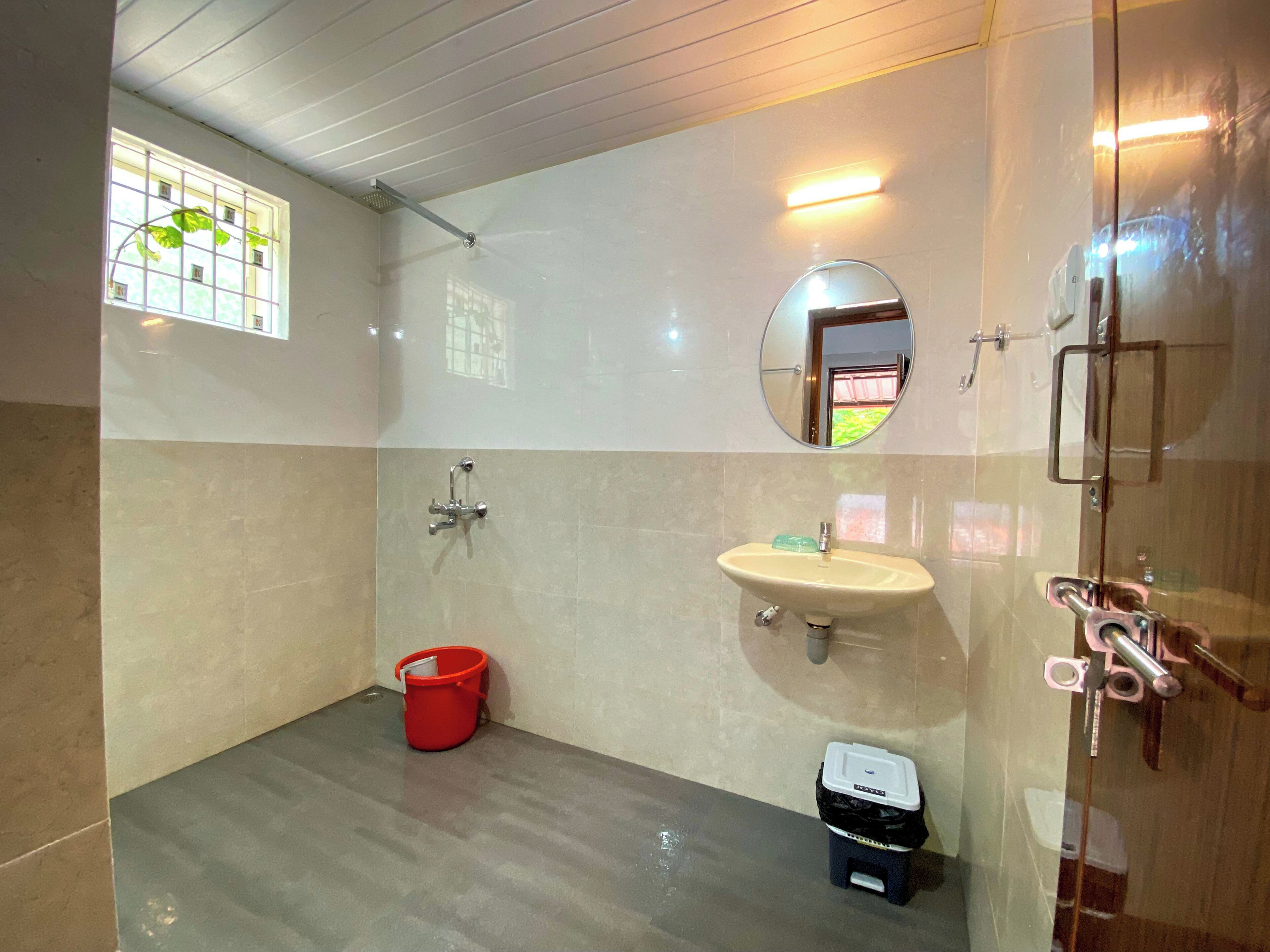 Ducha, bidet, toallas, jabón