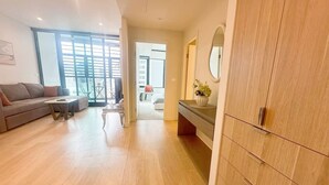 Un salon moderne avec un canapé, une table basse et un meuble en bois.