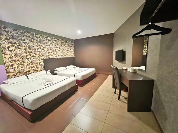 Family Room | Desk, iron/ironing board, free WiFi