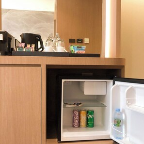 Habitación Premier con 2 camas individuales, vistas a la ciudad | Minibar