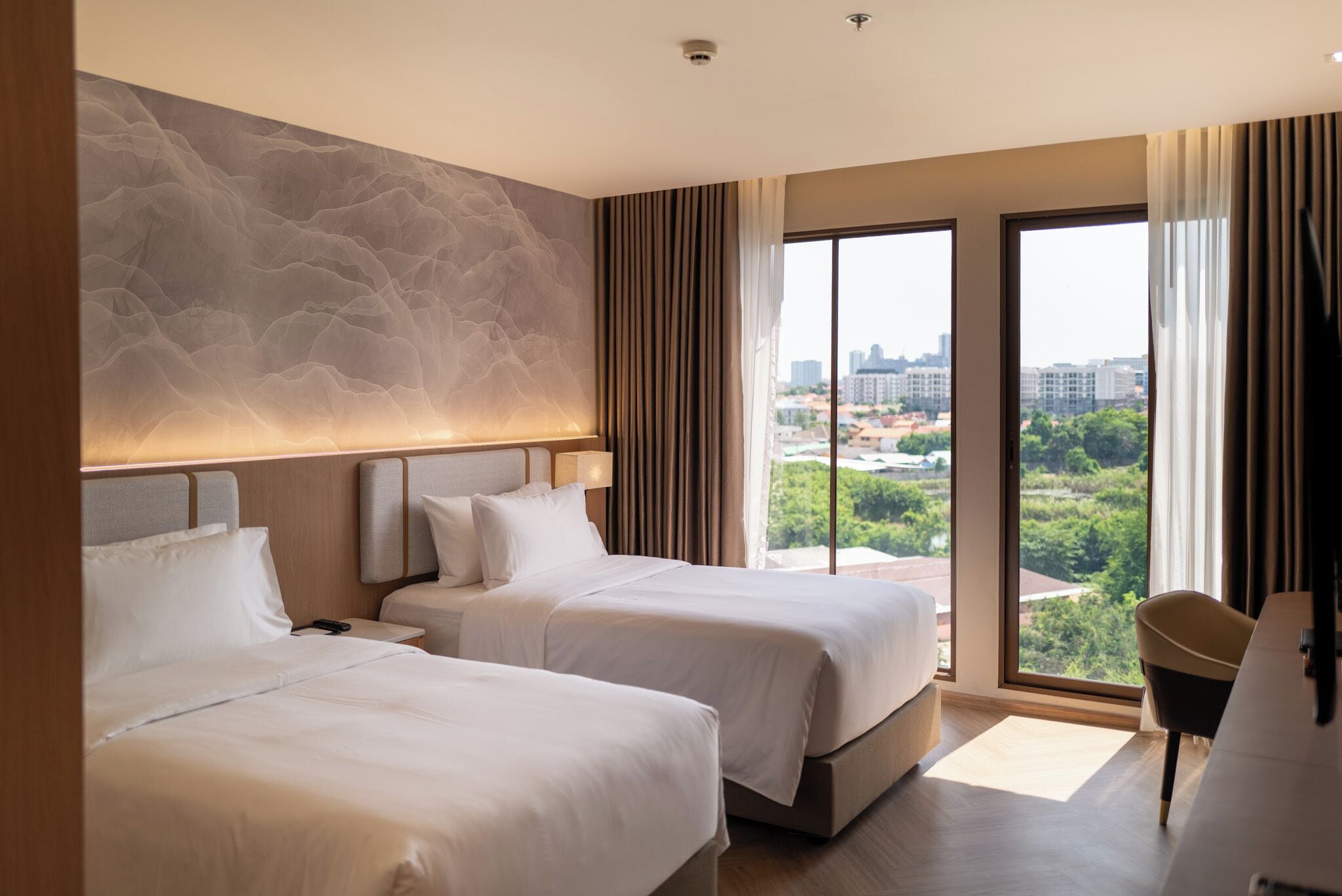 Een gratis minibar, een kluis op de kamer, een bureau