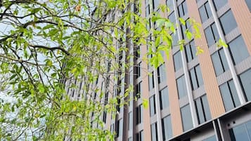 Un bâtiment moderne sur lequel on peut lire l’inscription « SAMSARA ».