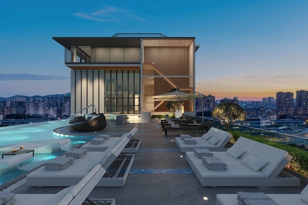 Outdoor pool, lifeguards on site