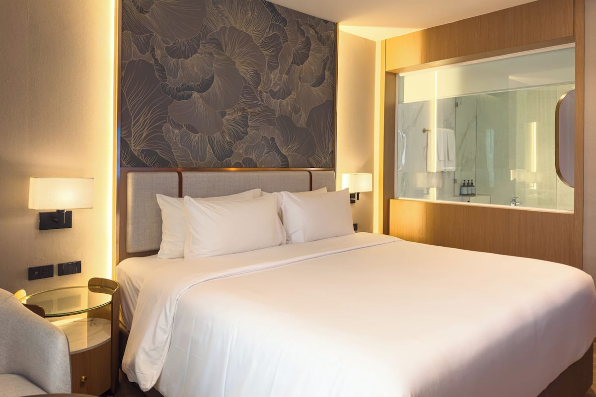 Minibar con artículos gratuitos y caja de seguridad en la habitación