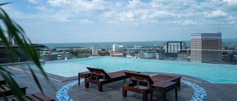 Kolam renang outdoor, dengan payung kolam renang