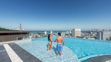 Außenpool, Rettungsschwimmer vor Ort