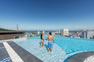 Una piscina al aire libre, guardavidas en la propiedad