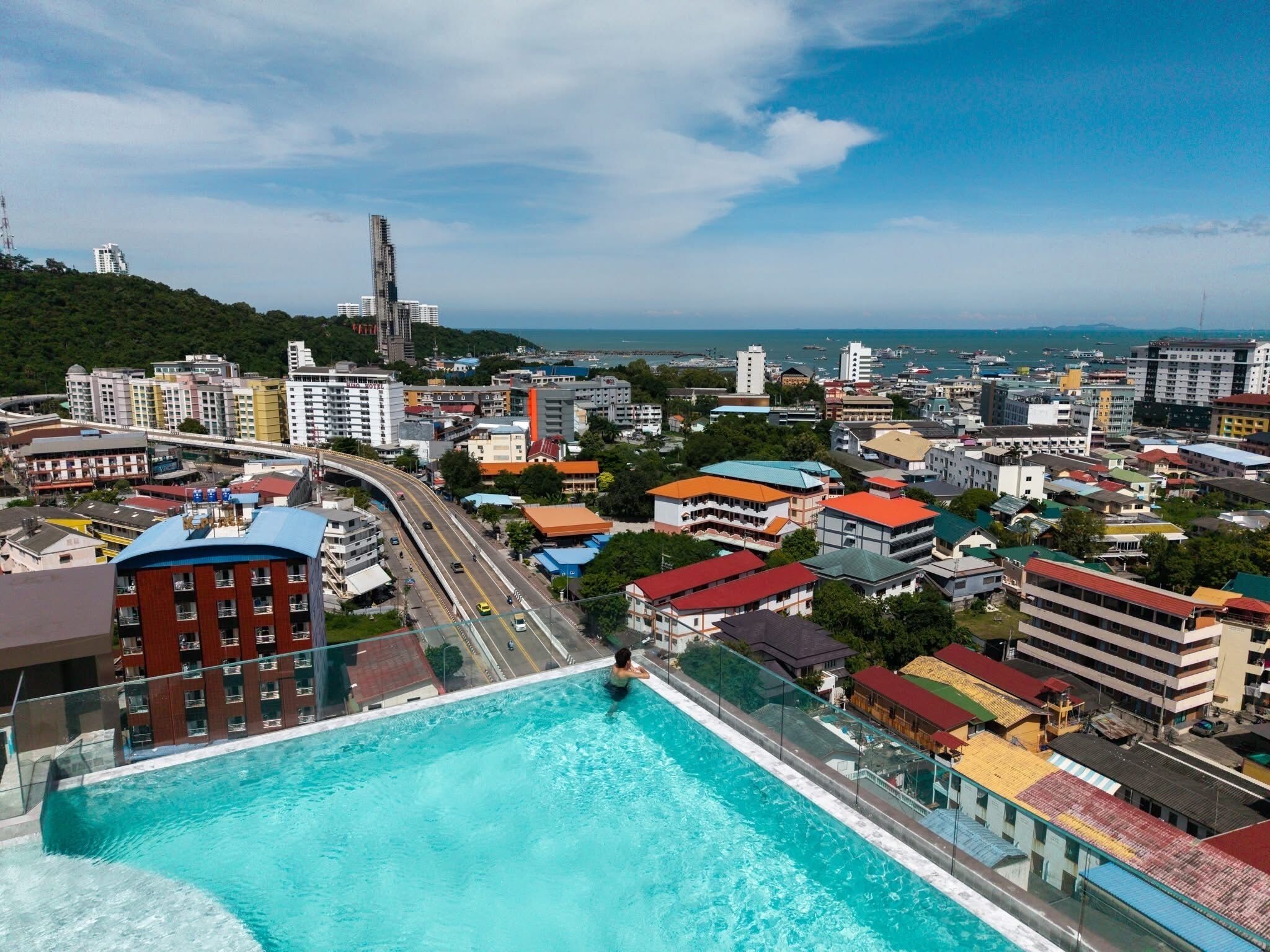 室外游泳池，现场救生员