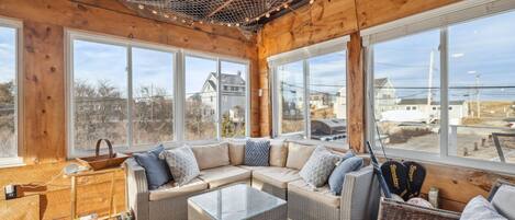 TV, peis, kontorer og printere