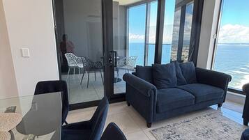Apartment, 2 Bedrooms, Ocean View | Living area