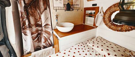 2 bedrooms, bed sheets