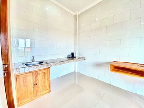 Desk, laptop workspace, WiFi (free), bed sheets - Rumah Candri (Ubud)
