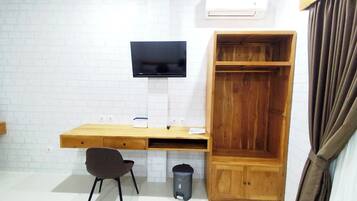 Desk, laptop workspace, free WiFi, bed sheets