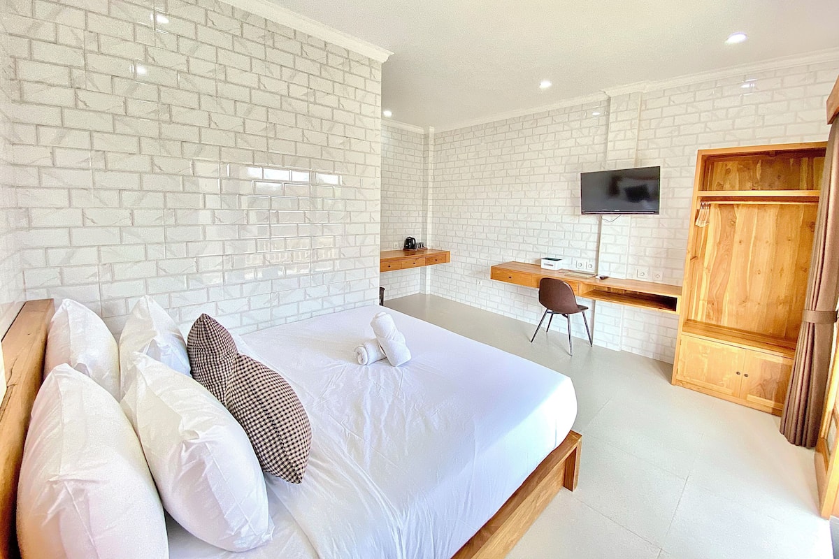 Desk, laptop workspace, free WiFi, bed sheets