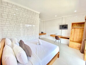 Desk, laptop workspace, WiFi (free), bed sheets - Rumah Candri (Ubud)
