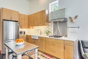Refrigerador, microondas, cafetera y tetera y tostadora 