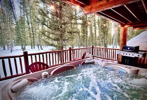 Outdoor spa tub - Private Cabin | Hot Tub | 2 Car Garage | ATV Trails (Island Park)