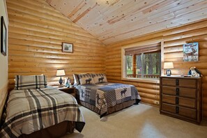 4 bedrooms, iron/ironing board, free WiFi - Private Cabin | Hot Tub | 2 Car Garage | ATV Trails (Island Park)