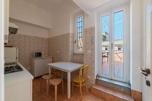 Fridge, microwave, oven, stovetop - GuestHost - Terrace Apartment Nomentano - Roma (Roma)