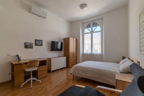2 bedrooms, desk, iron/ironing board, WiFi
